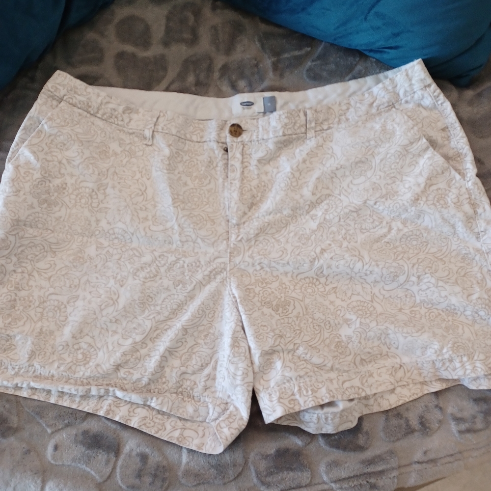 Old Navy Cream Paisley Women's Shorts